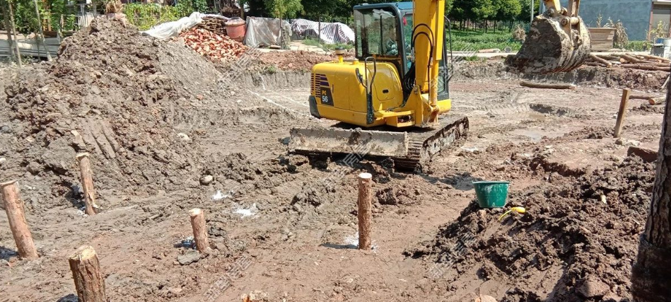 如何用松木樁在農(nóng)村宅基地打基礎(chǔ)？