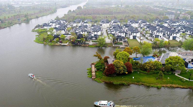 水韻湖城太清沿岸長(zhǎng)興縣楊家浦國(guó)控?cái)嘌桓?></a>
		<figcaption>
<h4>水韻湖城太清沿岸長(zhǎng)興縣楊家浦國(guó)控?cái)嘌桓?/h4>
<em>河道生修復(fù)工程</em>
<p>本工程位于洪橋鎮(zhèn)，本次生態(tài)修復(fù)范圍為北橫港及其叉港，東段為楊家浦閘至圖影扶欄橋段，西段為楊家浦港至陽(yáng)墩漾，主河道總長(zhǎng)7.36km，叉港總長(zhǎng)8.15km。所需松木樁規(guī)格為3米小頭11-12CM型號(hào)，所用數(shù)量為:10萬(wàn)根左右。松木樁在生態(tài)修復(fù)中可以發(fā)揮重要作用。它可以幫助改善水土流失，保護(hù)水體，減少污染物向水體的遷移，促進(jìn)水體環(huán)境的恢復(fù)。</p>
</figcaption>
		</figure>
			    <figure class=