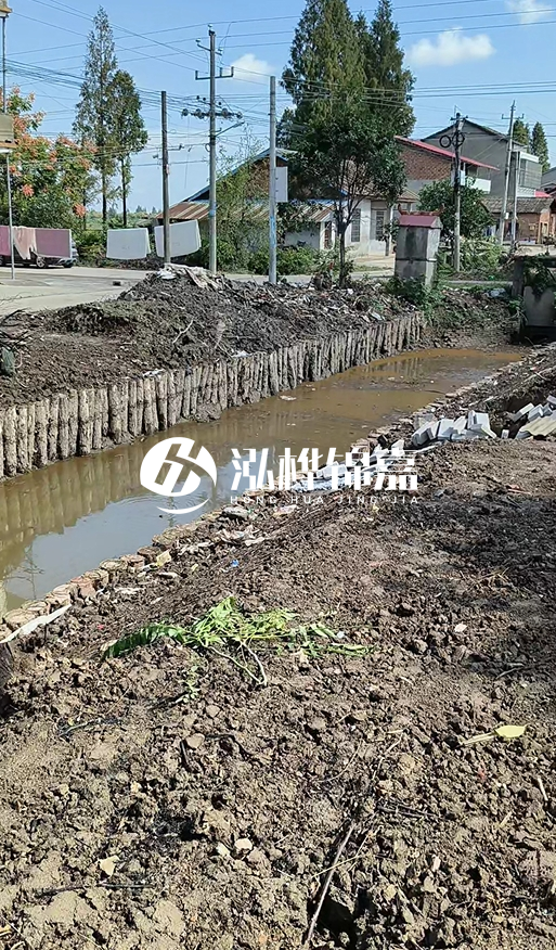 打樁木樁為什么要一根根挨著打？100米河堤需要打多少根木樁？