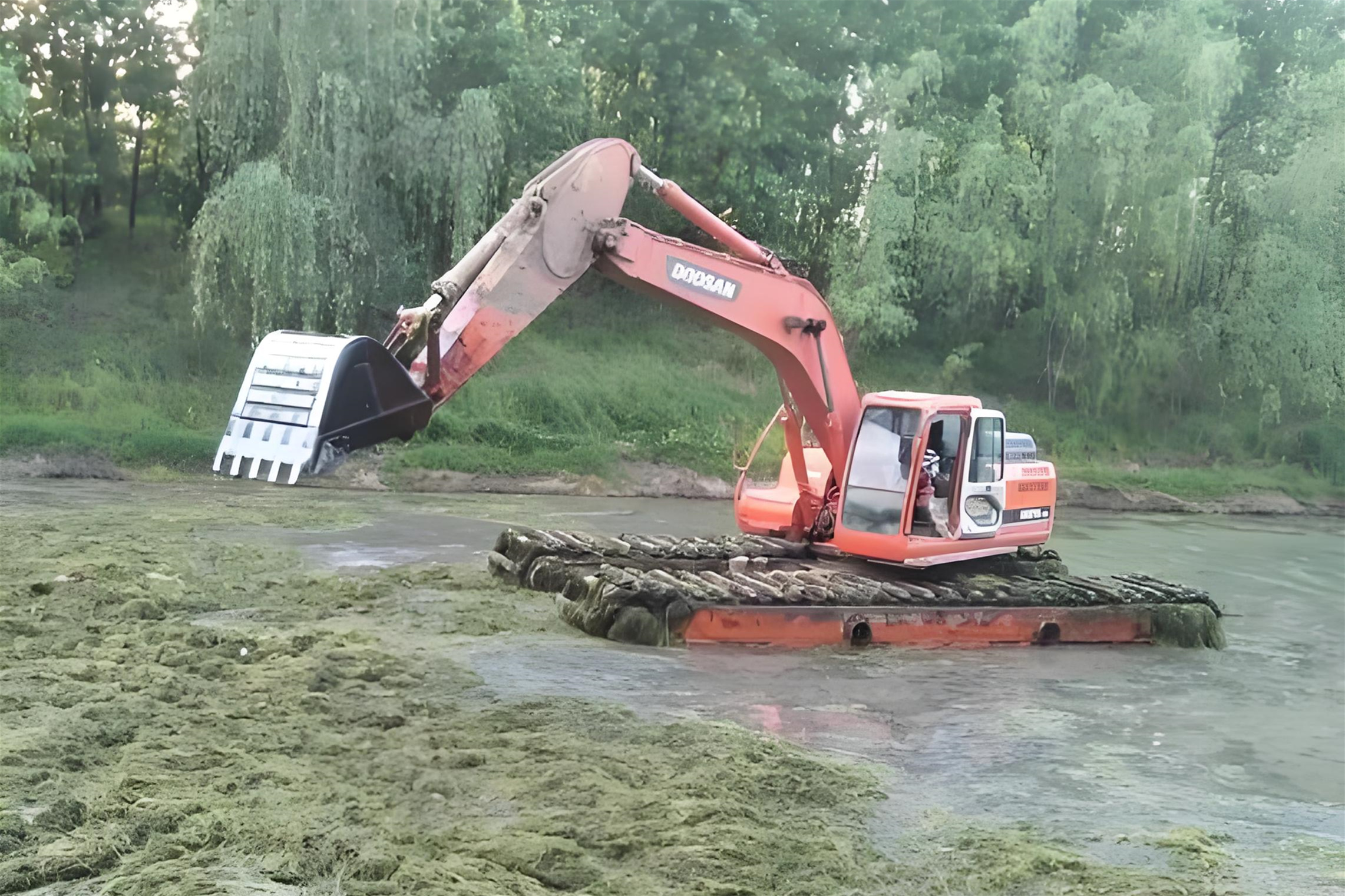 廣西南寧挖機清淤施工隊-沼澤清淤怎樣防止挖掘機下陷？
