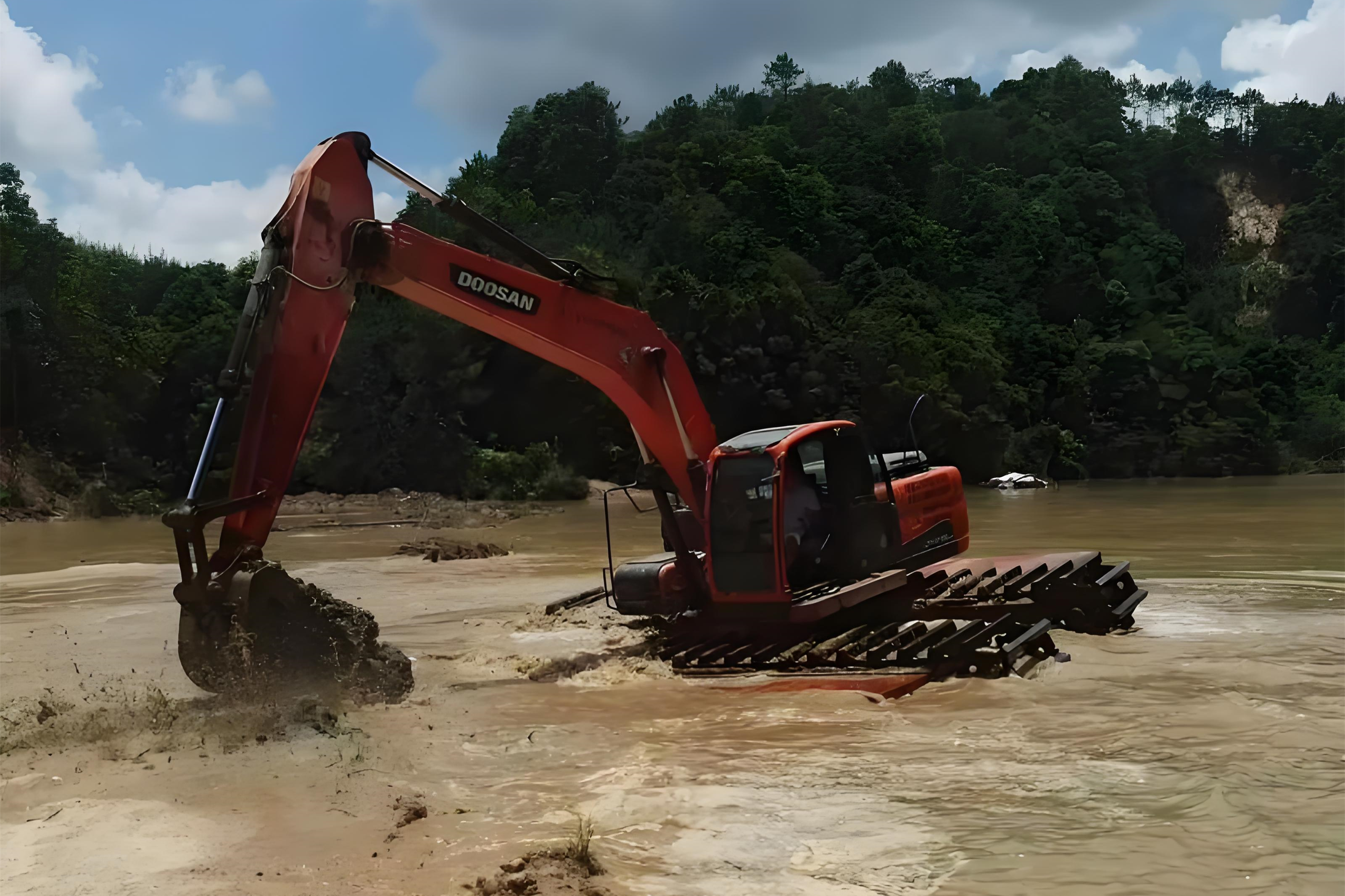 浙江杭州挖機清淤施工隊-沼澤地清淤需要先排水嗎？