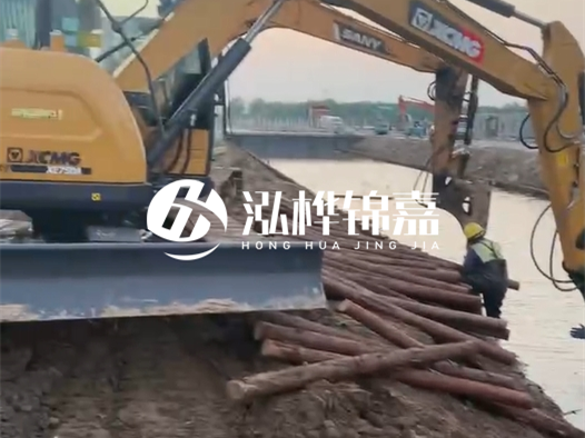 松木樁廠家泓樺錦嘉-4米和6米松木樁分別適合什么工程場(chǎng)景？