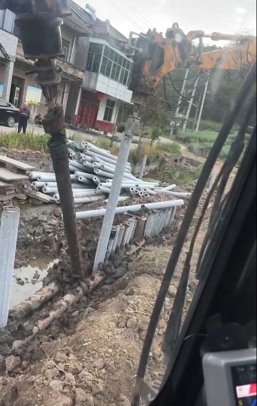 水泥仿木樁廠家泓樺錦嘉-水泥樁打樁是否需要預(yù)鉆孔？